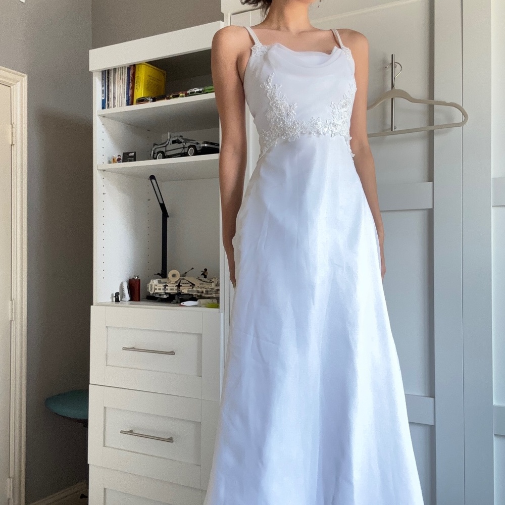 A minimalist vintage pearly white wedding dress
